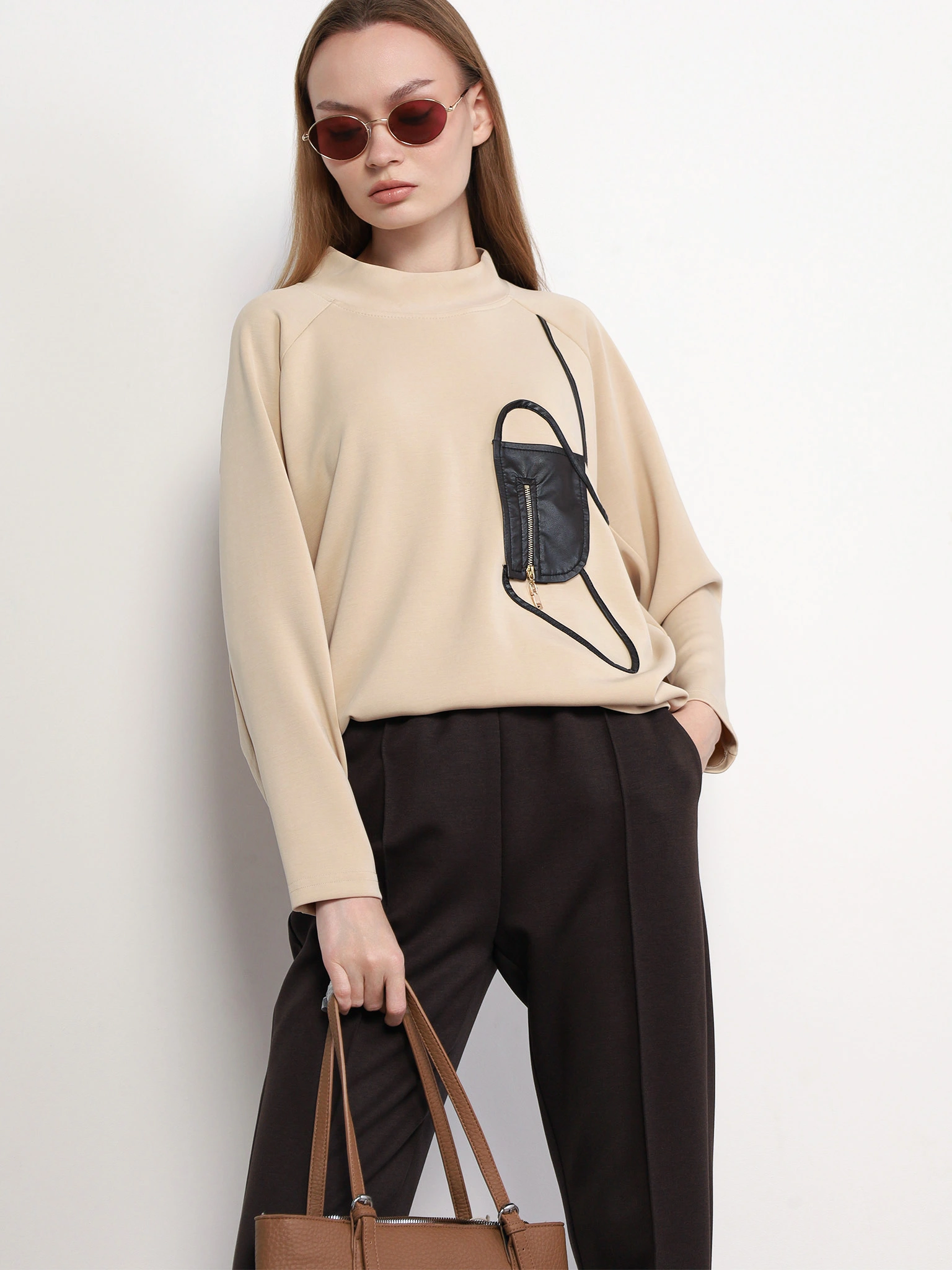 Джемпер бежевого цвета с декоративной контрастной отделкой